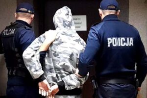 Nagi mężczyzna z niebezpiecznym narzędziem na ulicach Bielska-Białej
