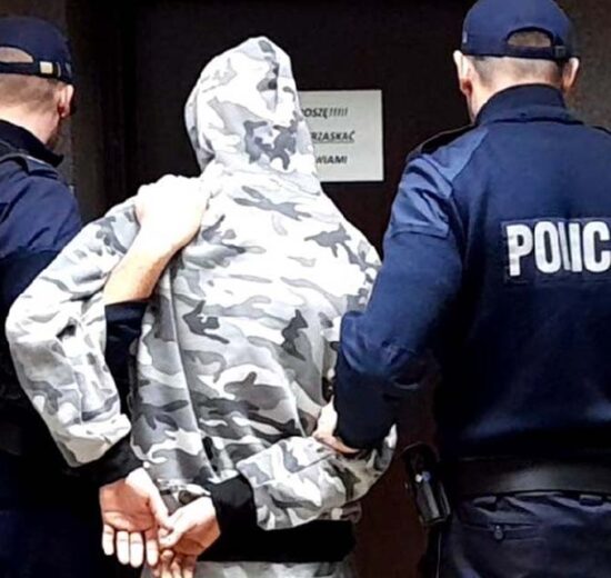 Nagi mężczyzna z niebezpiecznym narzędziem na ulicach Bielska-Białej