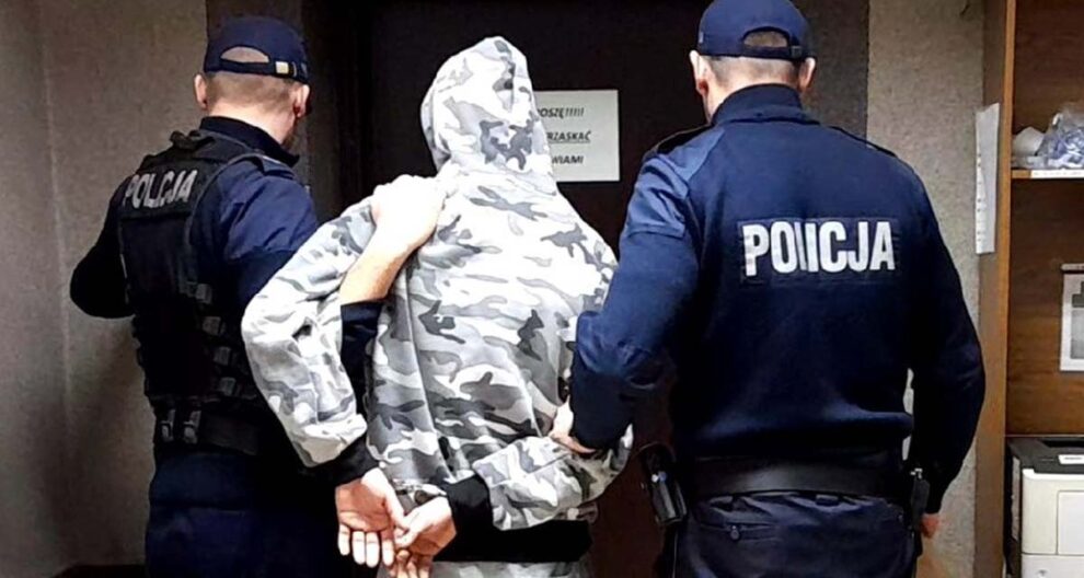 Nagi mężczyzna z niebezpiecznym narzędziem na ulicach Bielska-Białej