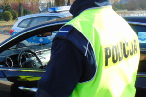 Policjanci ruchu drogowego podczas kontroli samochodu na drodze