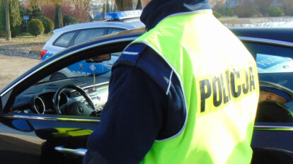 Policjanci ruchu drogowego podczas kontroli samochodu na drodze