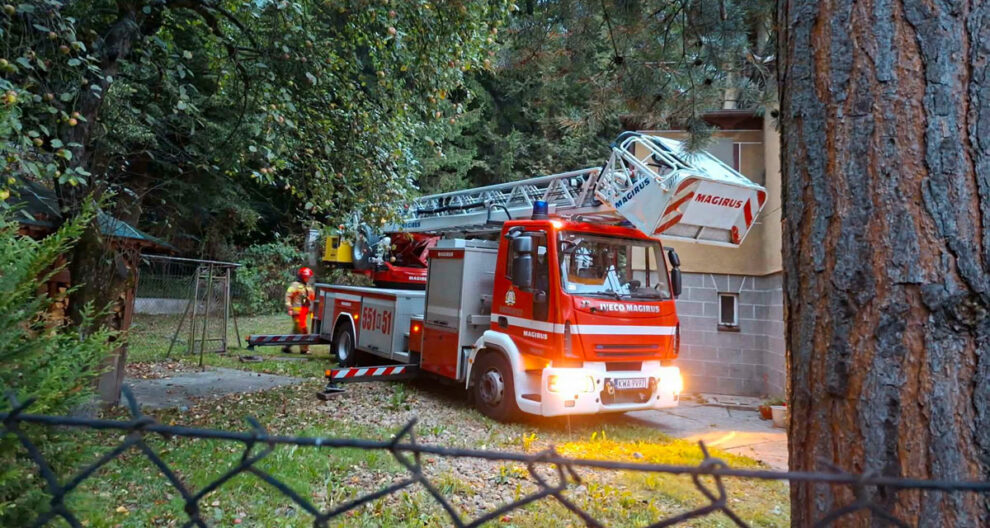 Strażacy usuwają pochylone drzewo nad budynkiem w Inwałdzie