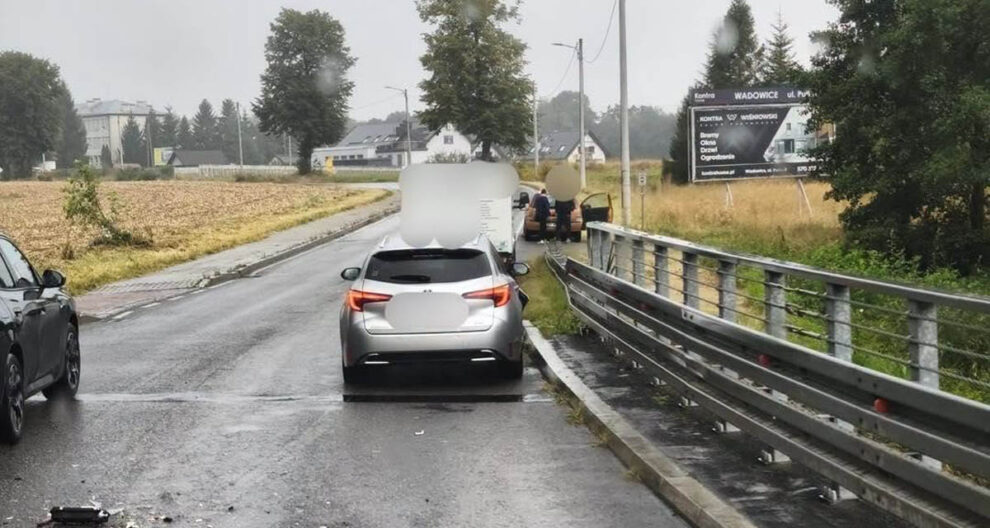 Kolizja dwóch samochodów na ul. Wadowickiej we Frydrychowicach