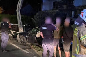 Samochód osobowy po zdarzeniu na DW-780 w Liszkach