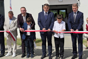 Otwarcie nowej sali gimnastycznej w Barwałdzie Średnim – przecięcie wstęgi
