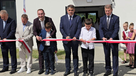 Otwarcie nowej sali gimnastycznej w Barwałdzie Średnim – przecięcie wstęgi