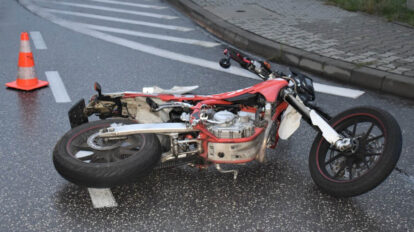 Motocykl uderzył w księdza na przejściu. Wracał od chorego