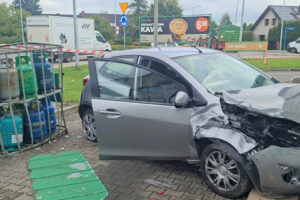 Wjechał na stację paliw. Uderzył w butle z gazem i paczkomat