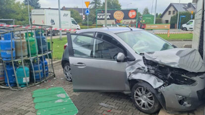 Wjechał na stację paliw. Uderzył w butle z gazem i paczkomat