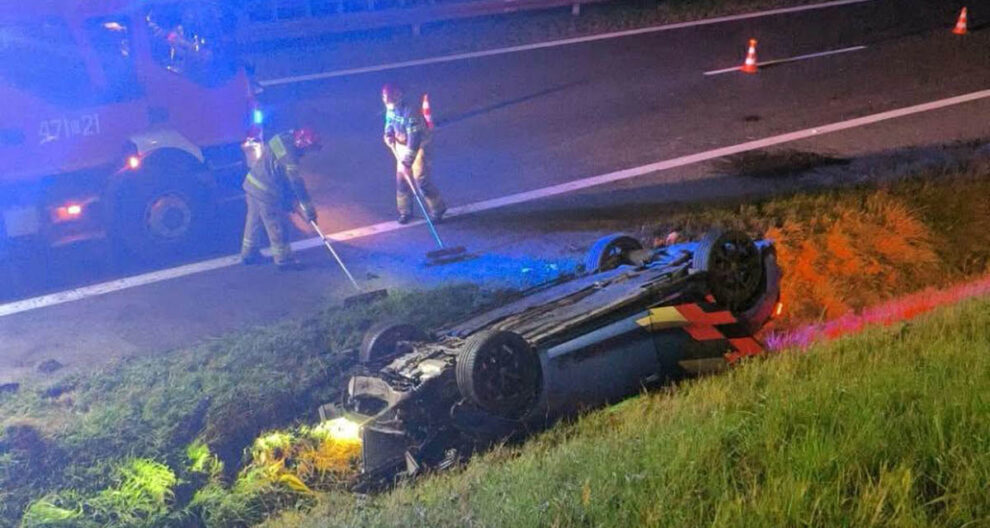 Samochód dachował na zakopiance. Zderzył się z dziką zwierzyną