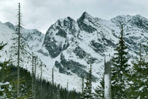Tatry pod śniegiem. TOPR ostrzega przed trudnymi warunkami na szlakach