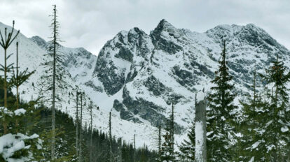 Tatry pod śniegiem. TOPR ostrzega przed trudnymi warunkami na szlakach