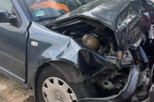 Trzy samochody zderzyły się w Rudzach. Dwie osoby trafiły do szpitala