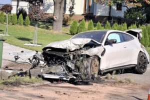 BMW wypadło z jezdni w Witkowicach.