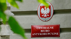 Funkcjonariusze Centralnego Biura Antykorupcyjnego podczas działań w śledztwie dotyczącym podejrzeń korupcji w branży zbrojeniowej
