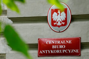 Funkcjonariusze Centralnego Biura Antykorupcyjnego podczas działań w śledztwie dotyczącym podejrzeń korupcji w branży zbrojeniowej