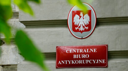 Funkcjonariusze Centralnego Biura Antykorupcyjnego podczas działań w śledztwie dotyczącym podejrzeń korupcji w branży zbrojeniowej