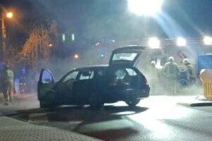 Kolizja w Skawcach. BMW uderzyło w wiatę przystankową