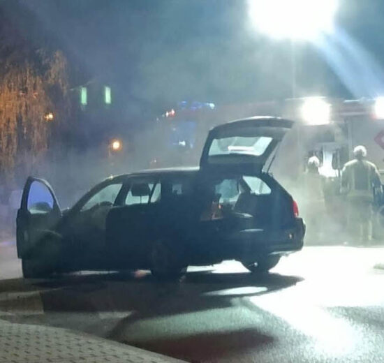 Kolizja w Skawcach. BMW uderzyło w wiatę przystankową