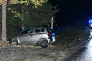 Wypadek śmiertelny w Starej Wsi – samochód Toyota Yaris uderzył w drzewo