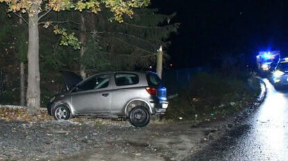 Wypadek śmiertelny w Starej Wsi – samochód Toyota Yaris uderzył w drzewo