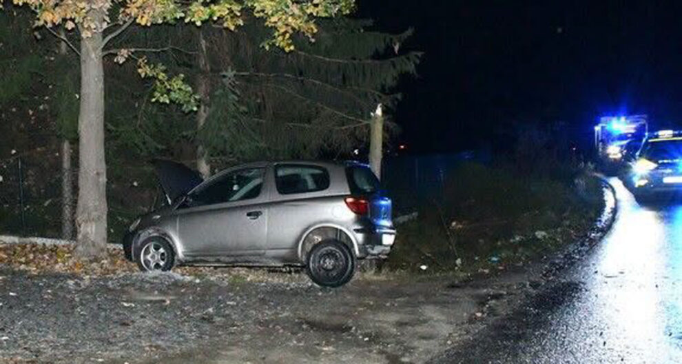 Wypadek śmiertelny w Starej Wsi – samochód Toyota Yaris uderzył w drzewo