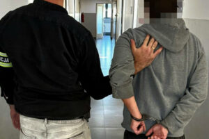 Policjanci z Wadowic zatrzymali dwóch mężczyzn poszukiwanych przez sąd, przy jednym ujawniono narkotyki.