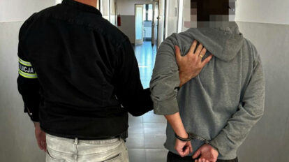Policjanci z Wadowic zatrzymali dwóch mężczyzn poszukiwanych przez sąd, przy jednym ujawniono narkotyki.