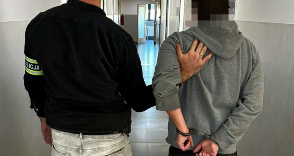 Policjanci z Wadowic zatrzymali dwóch mężczyzn poszukiwanych przez sąd, przy jednym ujawniono narkotyki.
