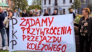 Protest w Zatorze. Mieszkańcy bronią przejazdu kolejowego